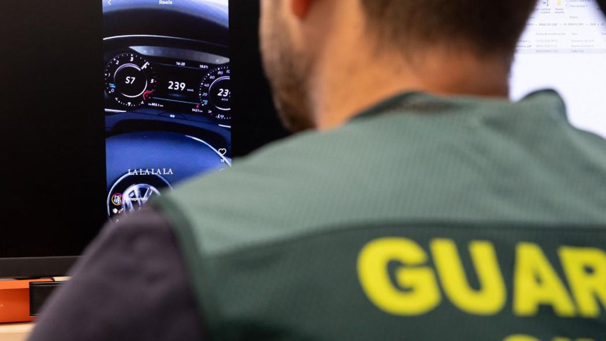 El GIAT, el grupo de la Guardia Civil que vigila las redes sociales en busca de infracciones de tráfico