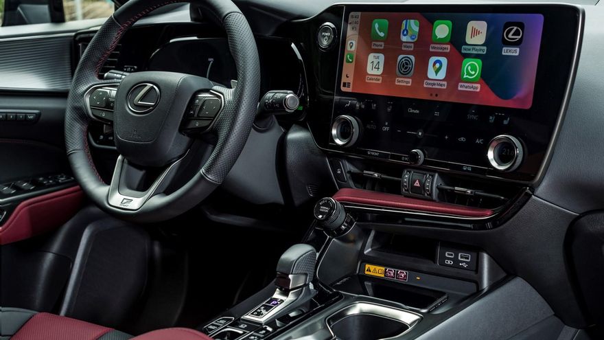 Interior del Lexus NX 450h+.