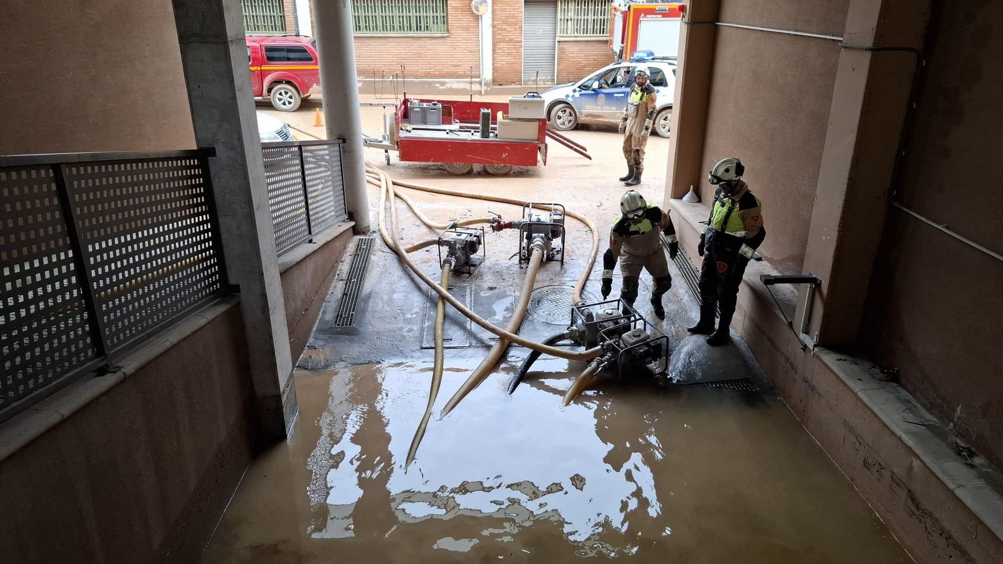 Bomberos de la DPZ, en el garaje de una vivienda en Cuarte.