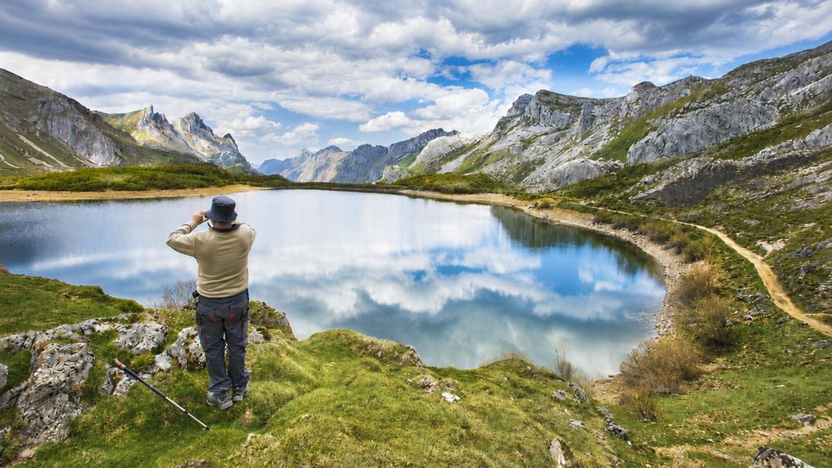 Del Pirineo a Gredos: siete lagos de montaña para una escapada refrescante entre bosques, cumbres y agua