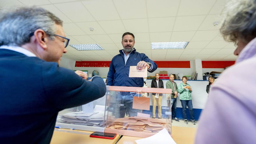 El presidente de Vox, Santiago Abascal, ejerce su derecho al voto en el Colegio Público Pinar del Rey.