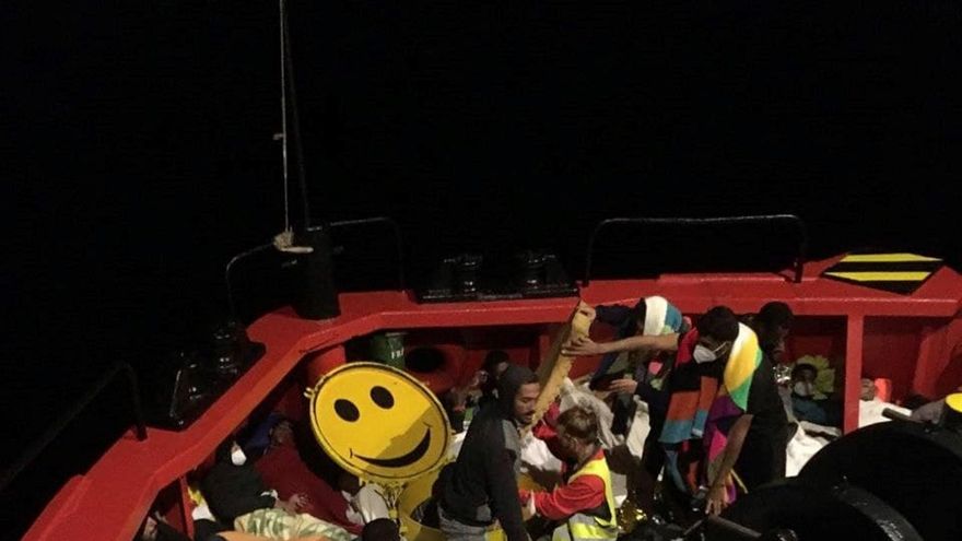 Más de 1.100 migrantes esperan en barcos de ONG tras rescates en el Mediterráneo