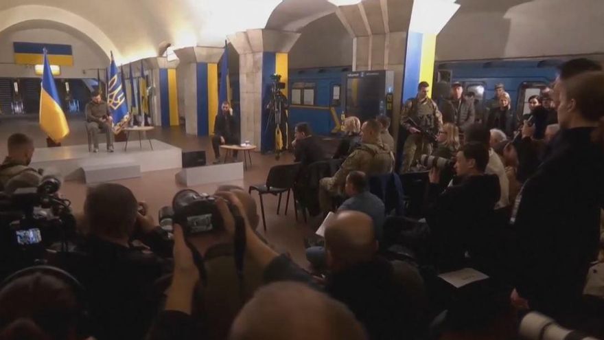 El presidente ucraniano, Volodímir Zelenski, da una rueda de prensa en el metro de Kiev este sábado 23 de abril.