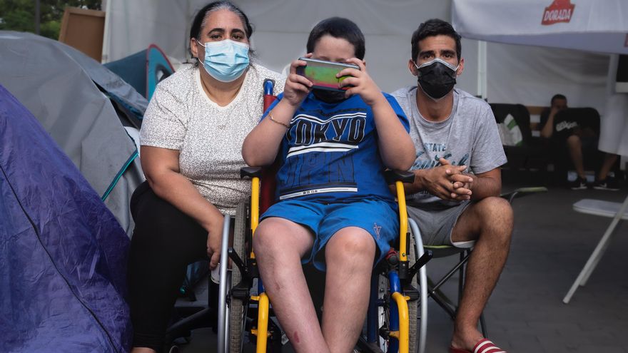 En la calle y con un niño en silla de ruedas, cuando no tienes una vivienda digna en Canarias