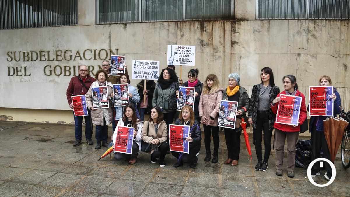 Pacma se concentra para pedir la inclusión de los perros de caza, guarda y actividades específicas en la Ley de Protección Animal