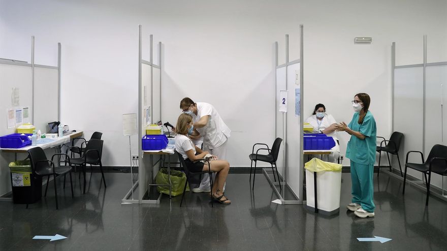 Aspecto que presenta este miércoles el centro de vacunación de La Farga, en L'Hospitalet (Barcelona)