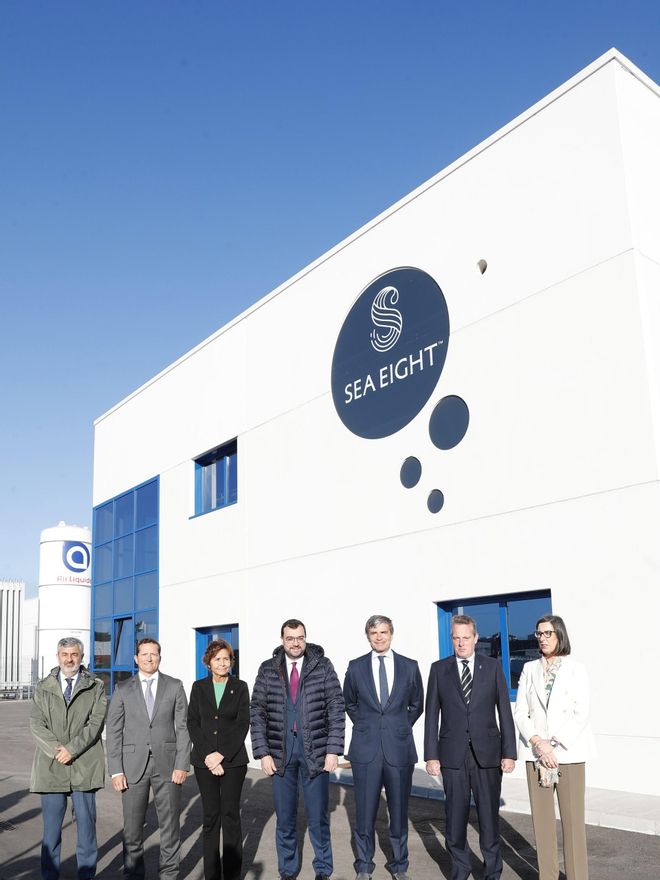 Foto de familia en la inauguración de la planta de engorde de lenguado de Sea Eight.