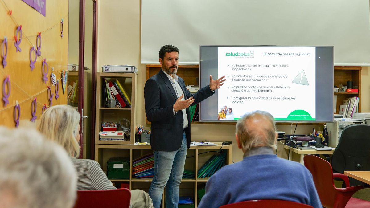 Voluntario en la Fundación Cibervoluntarios que forma en competencias digitales a personas en situación de vulnerabilidad tecnológica en Canarias.