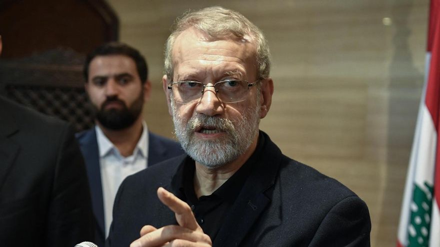 El asesor senior del líder supremo de Irán, Ali Larijani en una conferencia de prensa después de una reunión con el presidente del Parlamento Libanés, Nabih Berri, en Beirut, Líbano, 15 de noviembre de 2024.