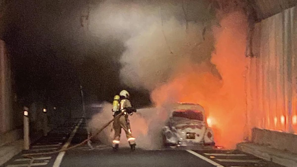 Un bombero durante las tareas de extinción del l incendio de un vehículo en el interior del Túnel Viejo.