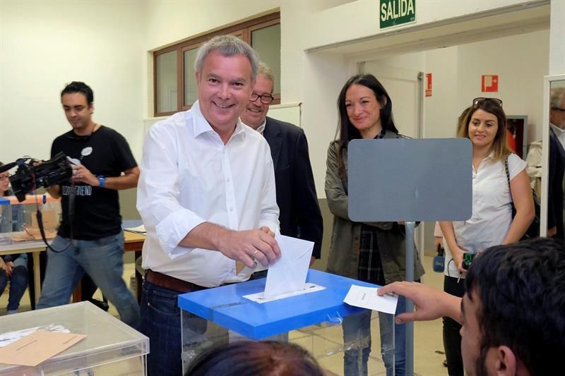 El candidato del Psoe/Nueva Canarias al Congreso, Sebastián Franquis, vota en un colegio electoral de Las Palmas de Gran Canaria. EFE/Ángel Medina G.