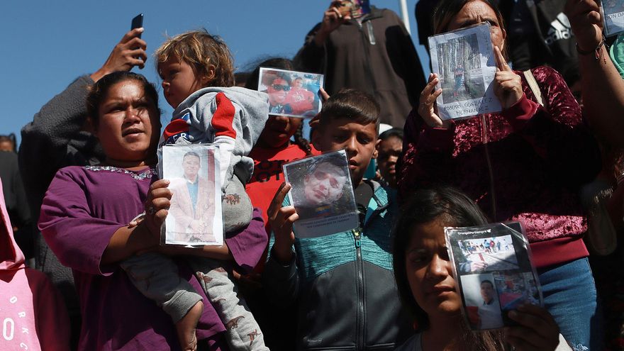 Tras incendio en estación migratoria de México, migrantes realizan vigilia