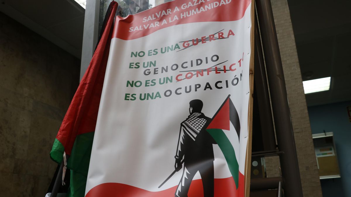 Pancarta elaborada per a l'acampada en la Universitat de València.