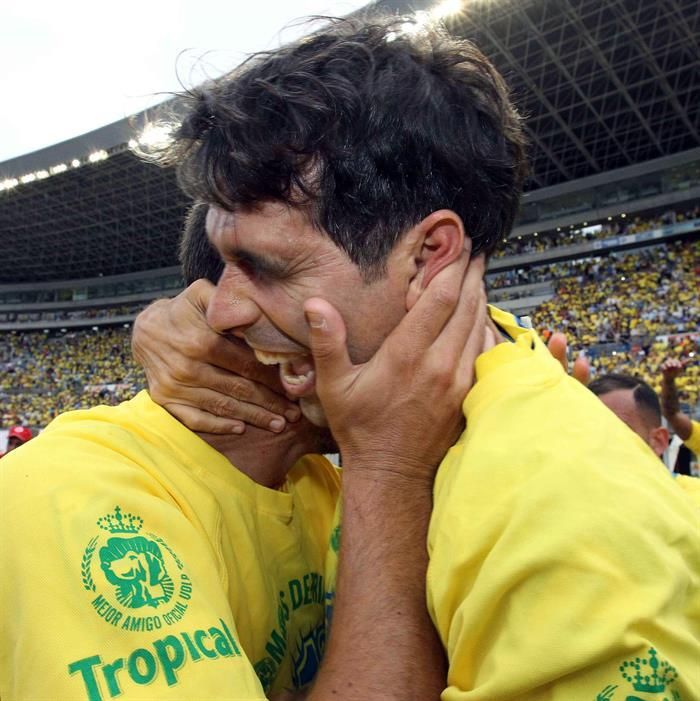 El jugador de la UD Las Palmas Juan Carlos Valerón (d) celebra con un compañero el ascenso.. EFE/Elvira Urquijo A.