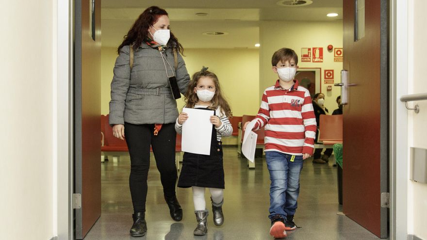 María Teresa, Lucía y Pablo, tras vacunarse los pequeños.