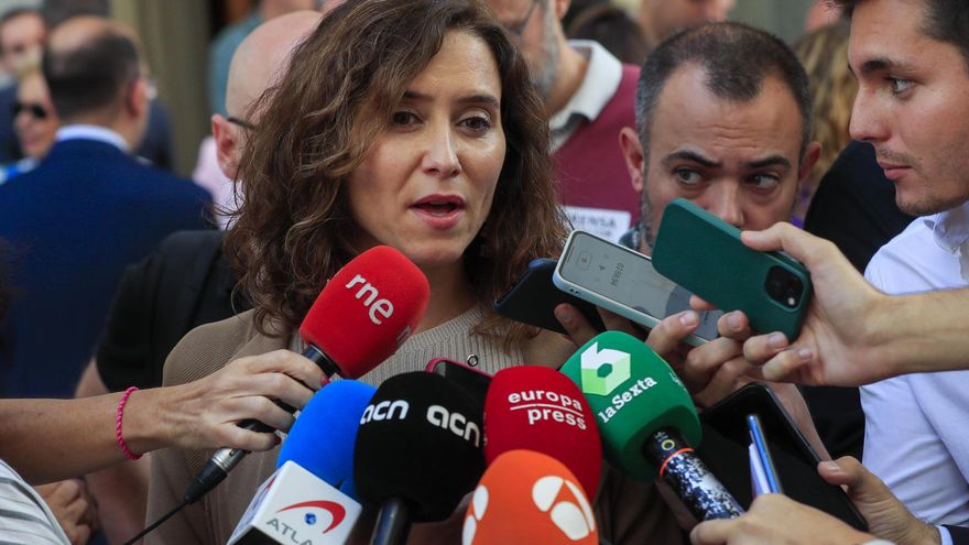 La presidenta de la Comunidad de Madrid, Isabel Díaz Ayuso, atiende a los medios tras asistir a la primera sesión del debate de investidura del presidente del PP y candidato a la presidencia del Gobierno, Alberto Núñez Feijóo, este martes en el Congreso