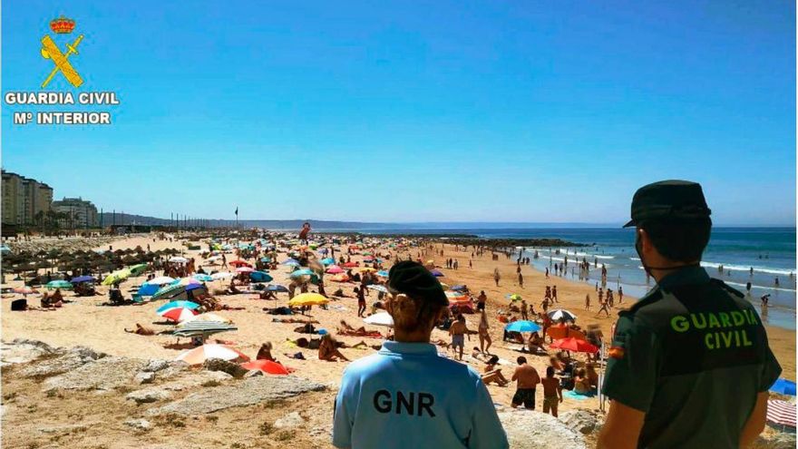 Dos guardias civiles de León asisten a los turistas españoles en las zonas de la Costa Caparica (Lisboa) y Oporto.