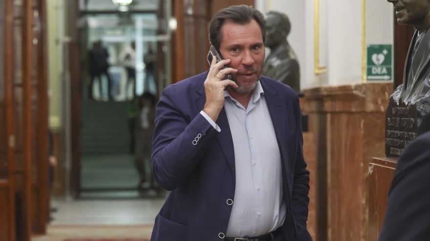 El ministro de Transportes Óscar Puente a su llegada al Pleno del Congreso de los Diputados celebrado este martes en Madrid.