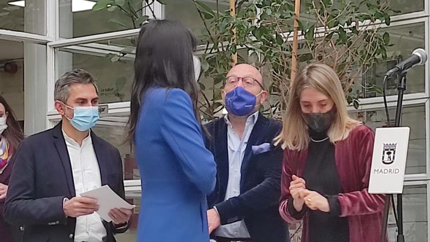 Centro sólo ha entregado el 10% de las Tarjeta Familias aprobadas por los servicios sociales del distrito