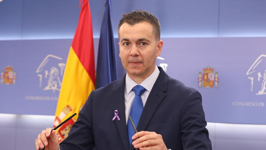 El portavoz del Grupo Socialista en el Congreso de los Diputados, Héctor Gómez, en una rueda de prensa en el Congreso.