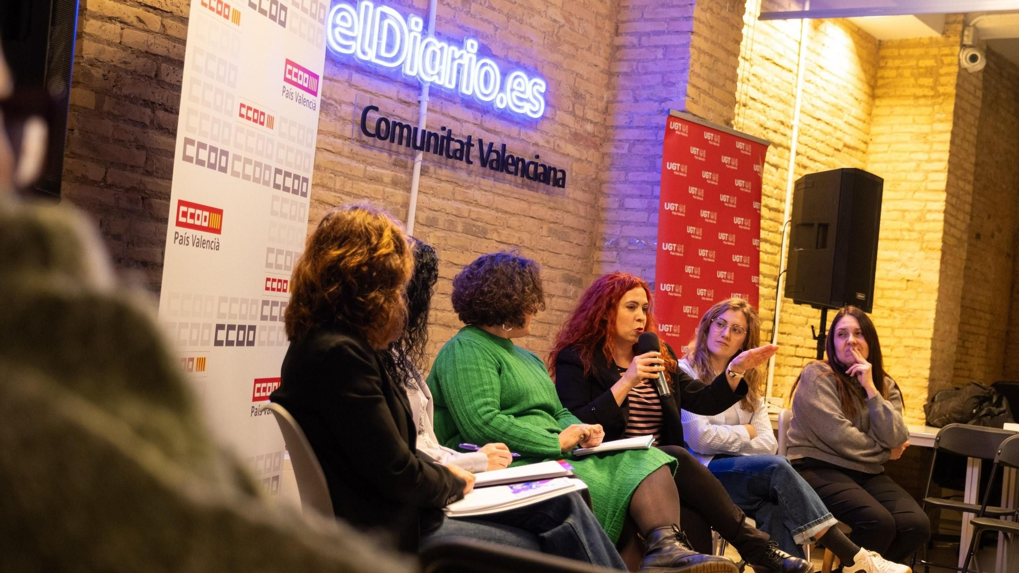 Pilar Mora (UGT), Ana García Alcolea (CCOO), Pilar Almenar, Ana Campoy, Ángela Gómez y Raquel Serón, en las Converses de elDiario.es