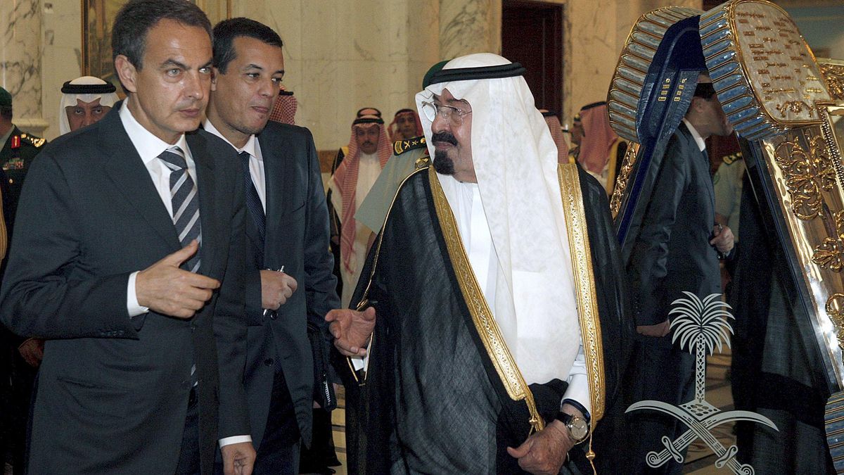 El presidente del Gobierno, José Luis Rodríguez Zapatero (i) y el Rey Abdulá bin Abdelaziz (d) de Arabia Saudí, durante una entrevista el 24 de noviembre de 2009 en la ciudad de Yeda. EFE/BERNARDO RODRIGUEZ