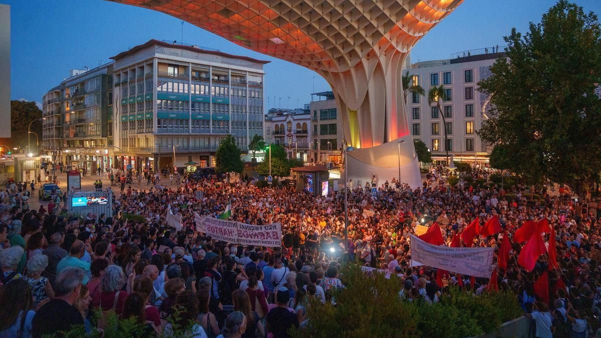 La lucha por la vivienda agita las calles en apoyo a Maricarmen: "Sevilla será la tumba del rentismo"