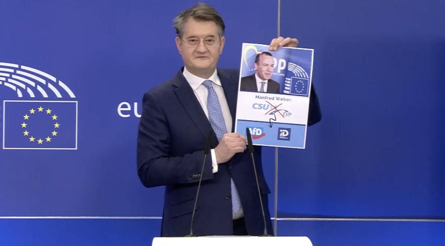 El dirigente de ID, Tobias Teuscher (AfD), el 10 de febrero de 2023, en el Parlamento Europeo, en Bruselas, con un cartel del presidente del PPE, Manfred Weber.