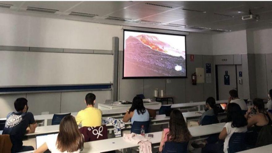 Emisión en una clase de Geografía de un IES de Sevilla de uno de los vídeos del programa 'Una hora menos' de realidad aumentada sobre el volcán de La Palma.