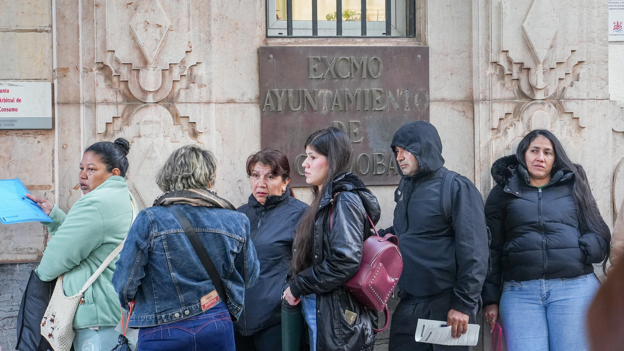 Largas colas de personas migrantes durante la atención presencial para su regularización