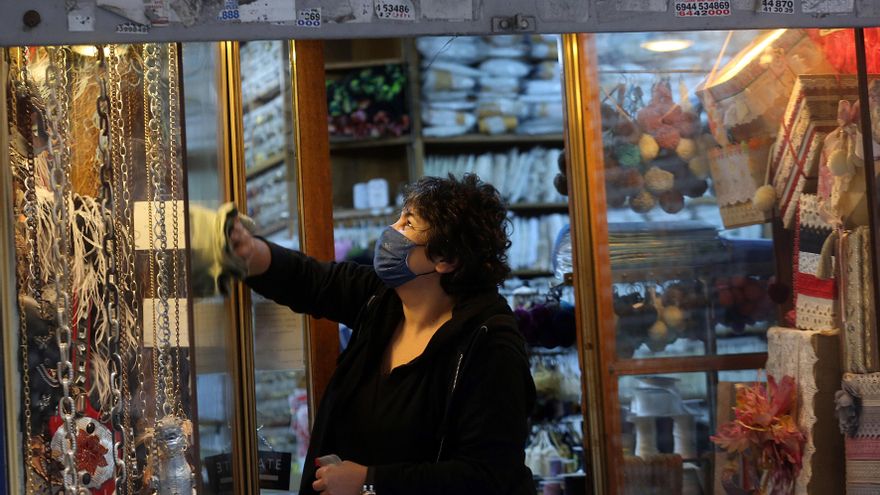 Imagen de archivo del escaparate de un comercio en Atenas, Grecia. EFE/EPA/ORESTIS PANAGIOTOU