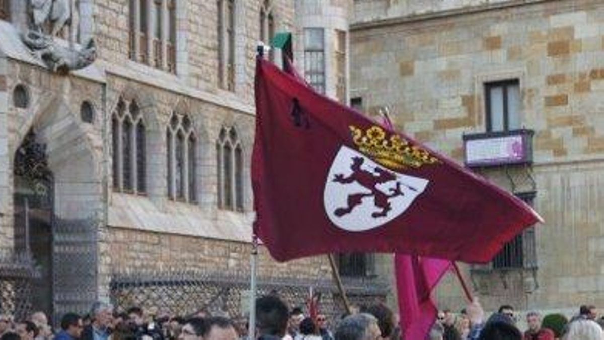 Una bandera de León al viento.