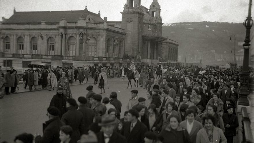 Cabalgata de Reyes con el antiguo Casino Kursaal de fondo en 1930