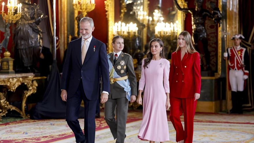 (De i a d) El rey Felipe VI, la princesa Leonor, la reina Letiza, la infanta Sofía, a su llegada al Palacio Real para asistir a la recepción de la Fiesta Nacional, este 12 de octubre de 2026 en Madrid.