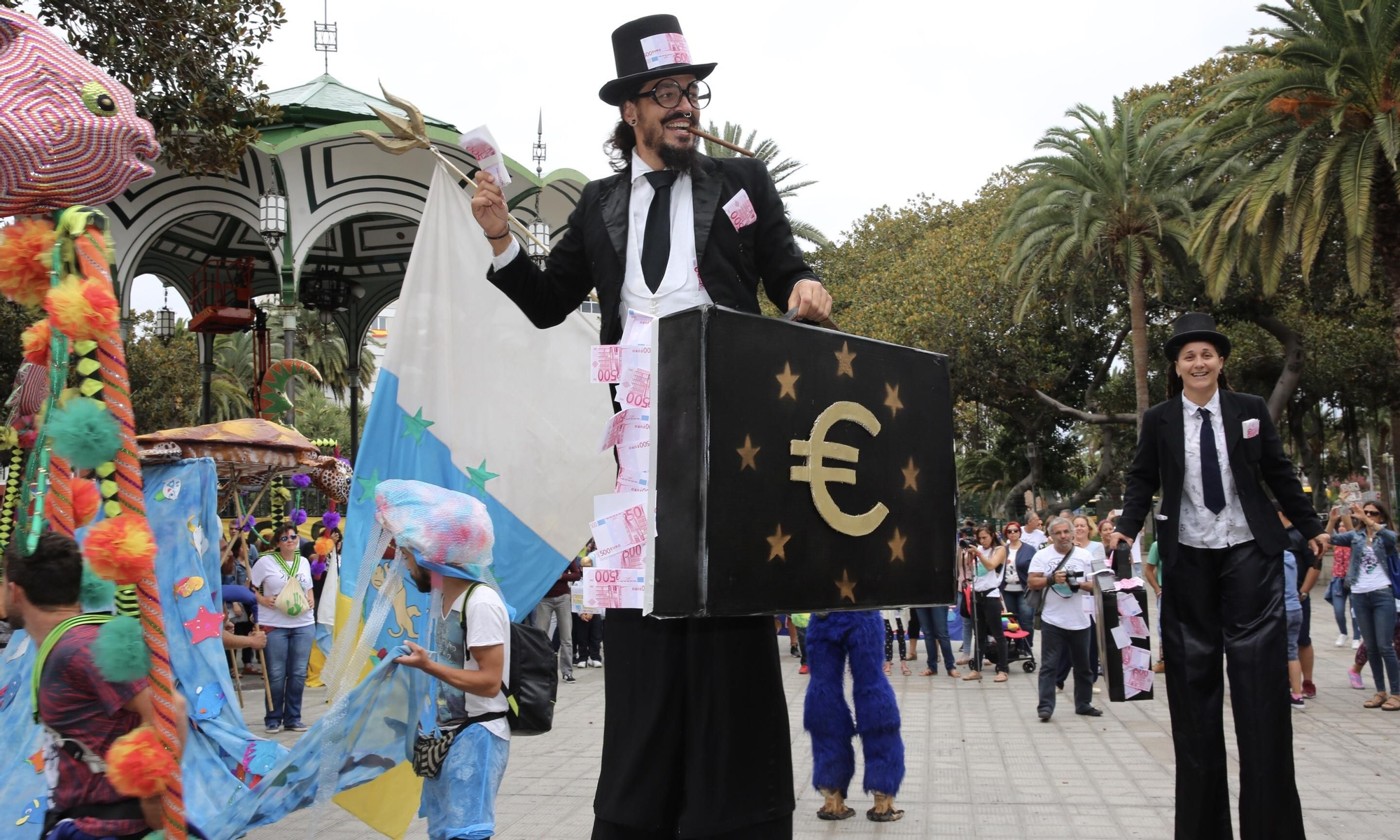 Ambiente festivo en la movilización contra la ampliación del muelle de Agaete.