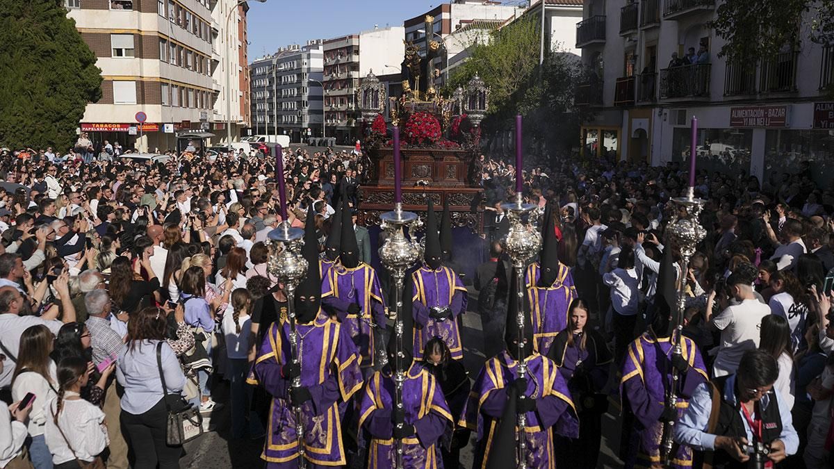 La procesión de la Hermandad del Caído, en imágenes