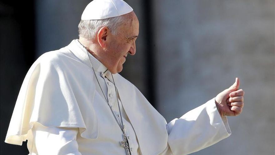 La derecha política y mediática arremete contra el "Papa antiespañol" por menos de lo que dijeron sus predecesores