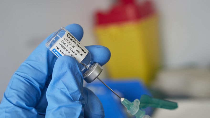 Archivo - Una profesional sanitaria sostiene un vial con la vacuna de Janssen contra el Covid-19, a 22 de abril de 2021, en Pamplona, Navarra (España). Navarra ha comenzado a administrar este jueves la vacuna de Janssen a unas 830 personas, que han sido c