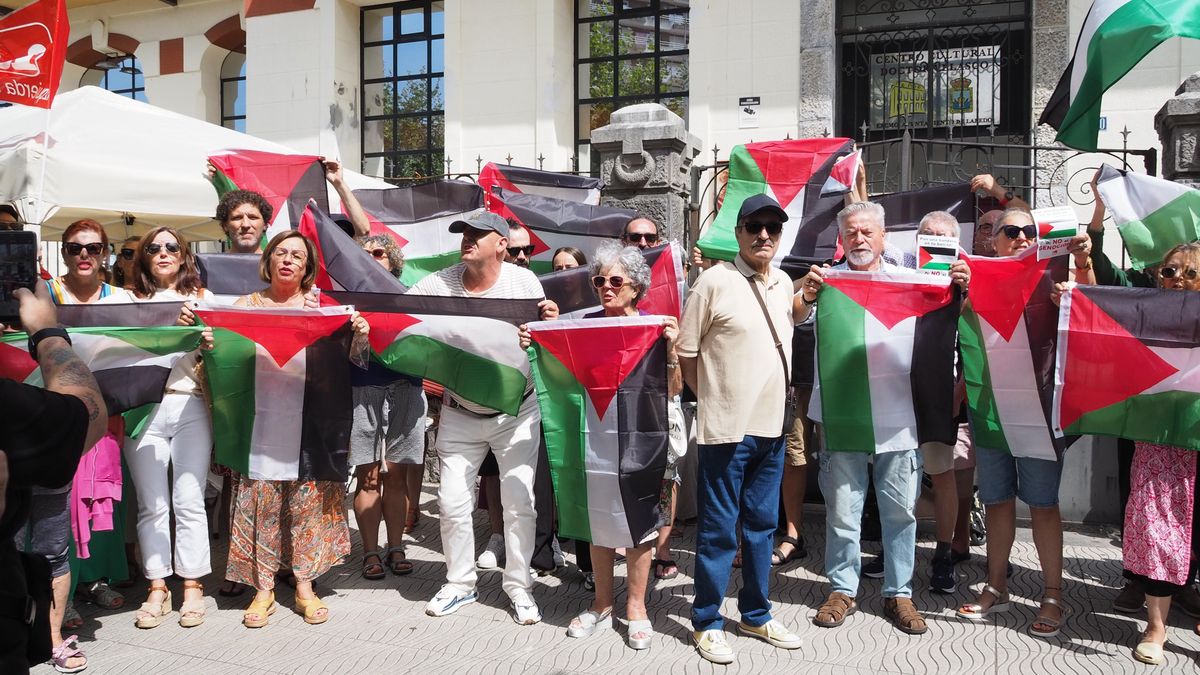 Reparto de banderas palestinas en Laredo.