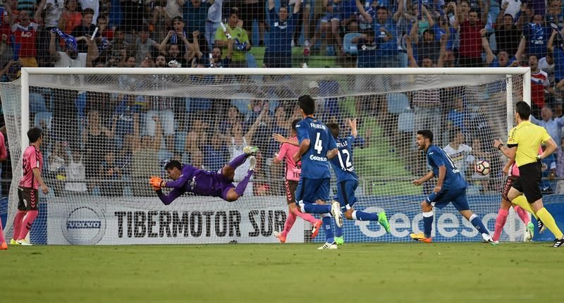 Tercer gol del Getafe ante el Tenerife en el Coliseum Alfonso Pérez de Getafe. EFE/Fernando Villar