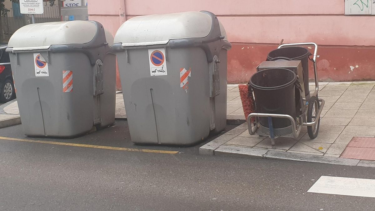 Contenedores de basuras y un carro de barrendero en Santander