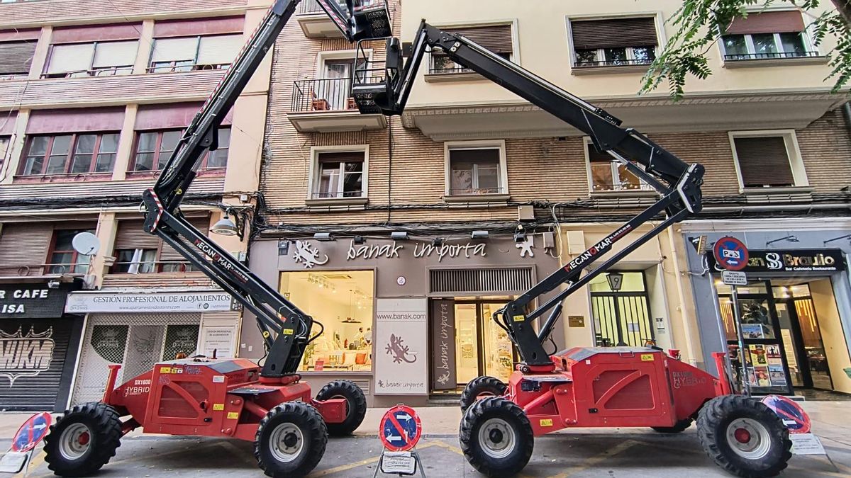 Dos elevadoras en Espoz y Mina, Zaragoza.