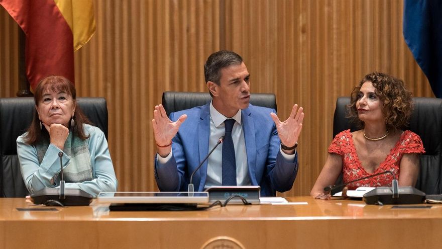 El presidente del Gobierno, Pedro Sánchez, la vicepresidenta del Gobierno, María Jesús Montero, y por la presidenta del PSOE, Cristina Narbona