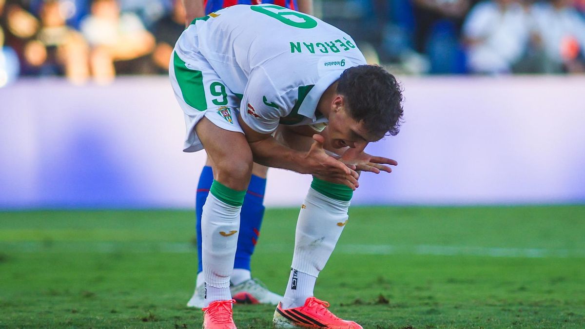 Percan se lamenta durante el CD Eldense - Córdoba CF