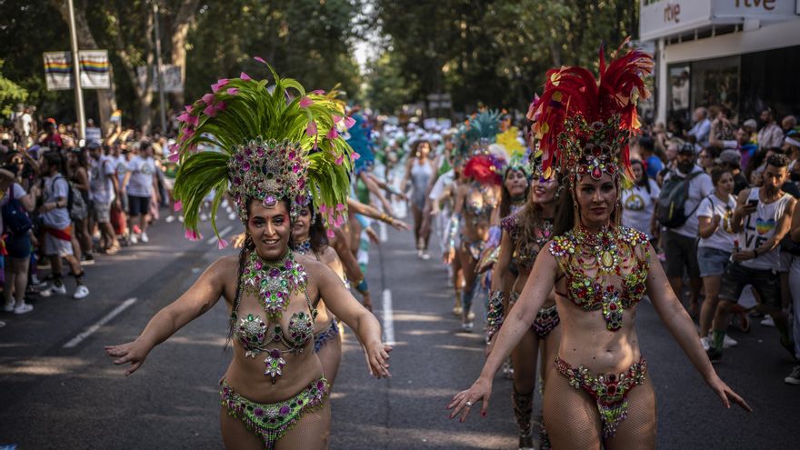 Varias mujeres durante el desfile