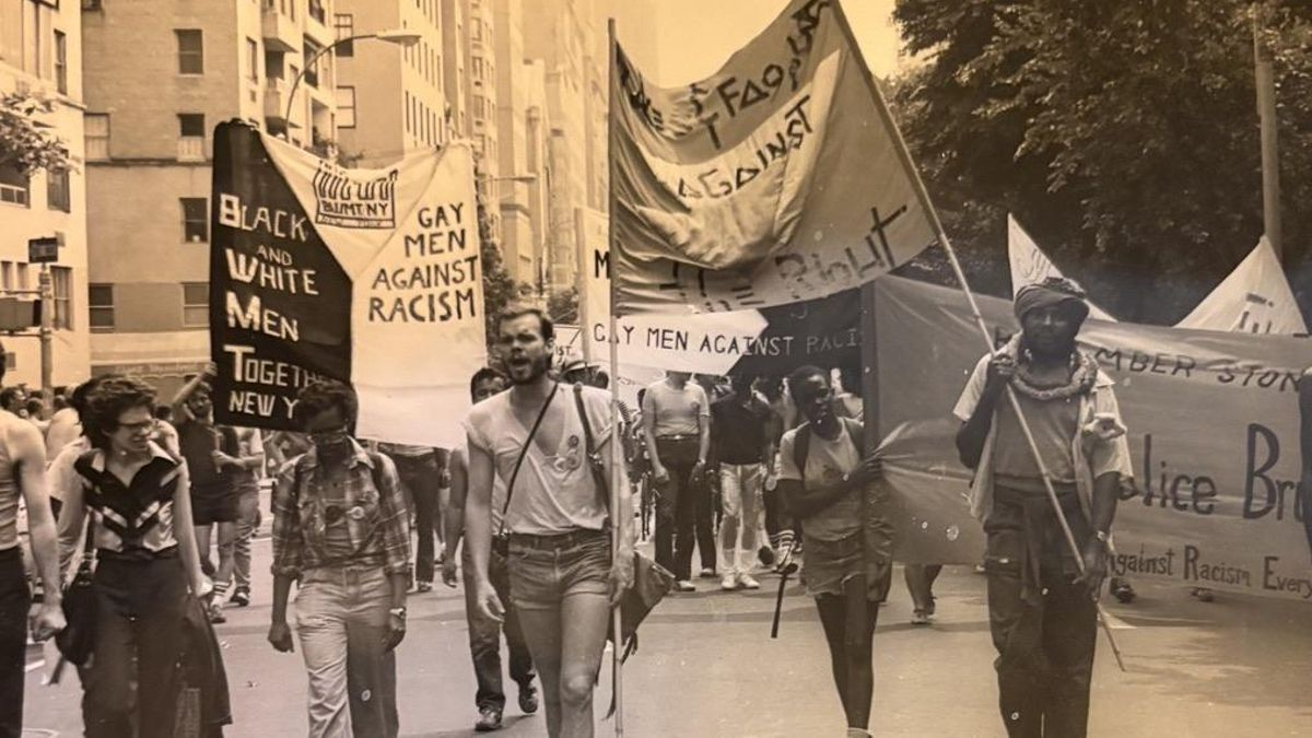 El periodista David France, que documentó los primeros años de la pandemia de VIH, en una manifestación en los años 80