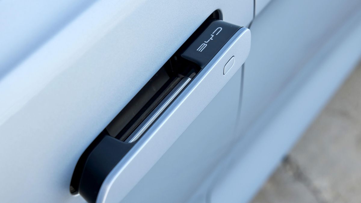 Detalle del tirador escamoteable del BYD Seal.