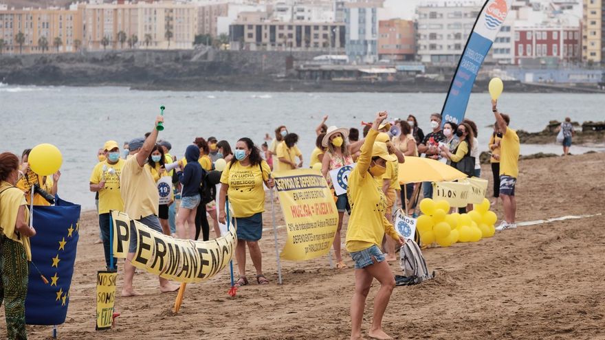 El comité de huelga de los empleados públicos que se consideran afectados por abuso de temporalidad en la administración general de la comunidad autónoma canarias realizaron este lunes una cadena humana en la playa de Las Canteras como medida de protesta