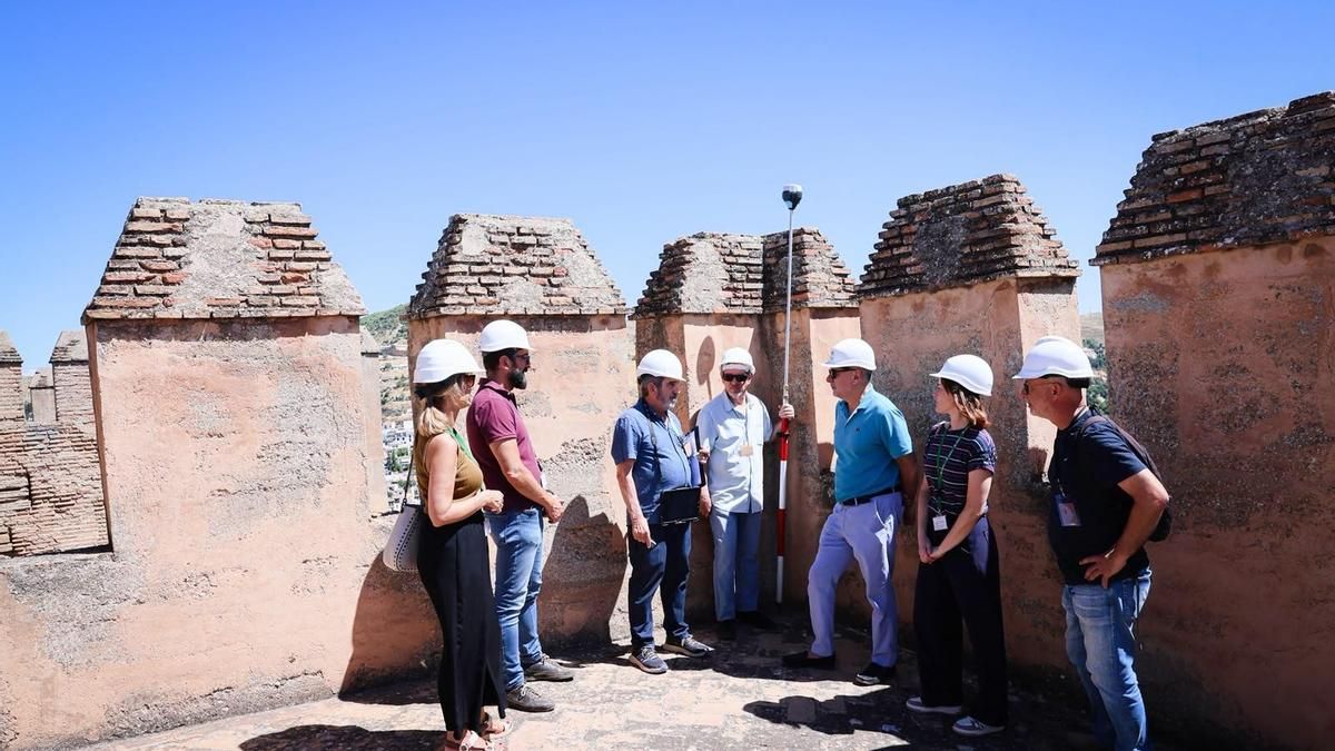 La Alhambra refuerza la revisión preventiva de elementos en la Torre del Homenaje y Torre Quebrada.