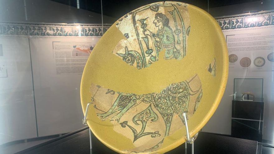 El Ataifor de Guadalajara, una pieza de cerámica andalusí aparecida en la ciudad que permite ahondar en el pasado islámico de la ciudad y su entorno